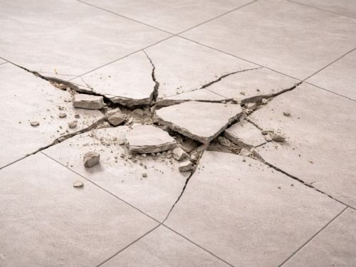 地板好好的怎麼會裂？磁磚裂開的真正原因與解決方式